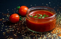 До борщу і тушкованих страв: готуємо вдома смачний томатний соус на зиму (РЕЦЕПТ)