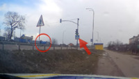 «Море по коліна»: у Рівненському районі чоловік на червоне світло світлофора перебігав міжнародну трасу (ВІДЕО)