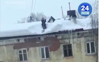 Чоловік у Казахстані впав з даху 4-поверхового будинку, коли чистив сніг, і не постраждав (ВІДЕО 18+)