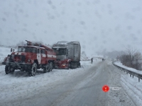 Рятувальники звільняли автомобілі зі снігових пасток