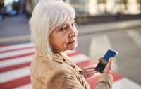 Безплатні смартфони для пенсіонерів: Коли можна буде їх отримати