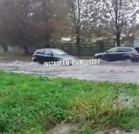 Злива затопила Рівне. Автомобілі ледь долають водні перешкоди (ВІДЕО)