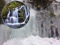В українських Карпатах замерзли водоспади: казкові фото крижаних «скульптур»
