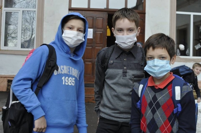Просто діти у медичних масках. Фото з мережі