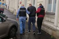 Скучив за своїми дітьми? У Польщі заарештували українця, бо поцілував незнайому дівчинку у лоб