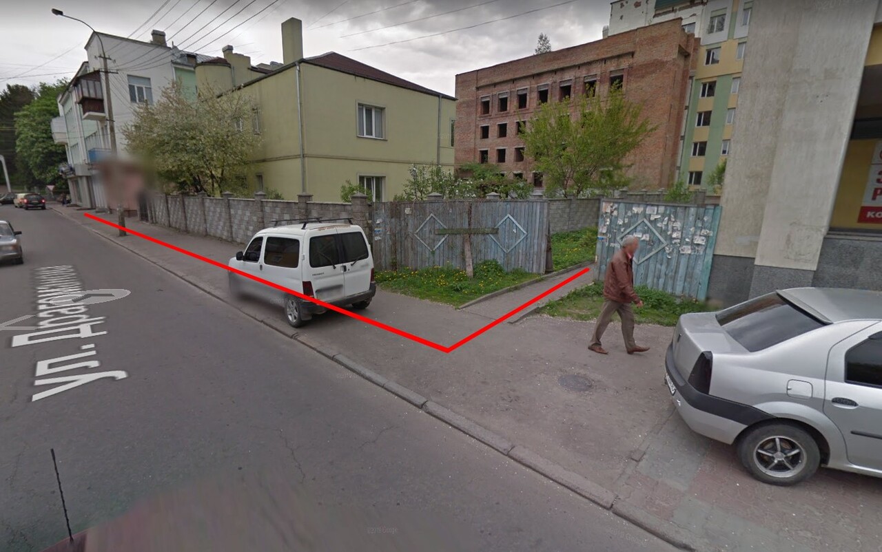 Богдана не надіслала нам фото, але начальник охорони здоров'я Рівного підтвердив, що черга сягала того місця, куди й червона лінія. 