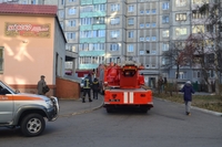 Рятувальники Рівного пригнали на Київську кілька машин та драбину. Бо щось диміло (ФОТО)