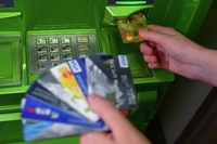 Українці скаржаться на блокування карток банками: причина