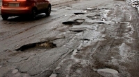 Ремонтні роботи ще й не починали: дорога в центрі Млинова розбита вщент (ВІДЕО)