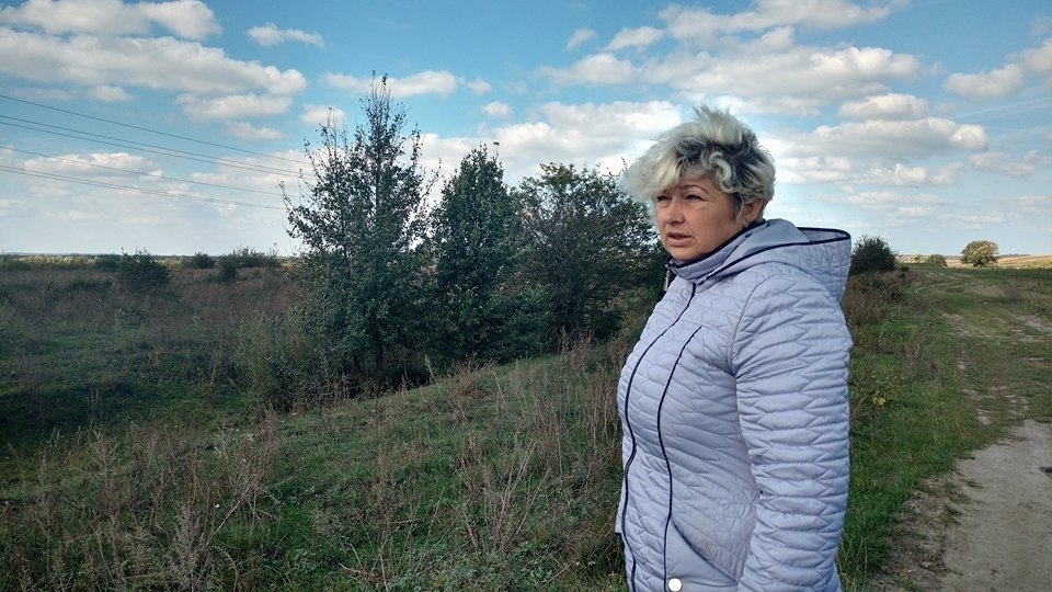 Голова Воскодавської сільської ради Ольга Ющук показує поле, на якому місцеві випасали худобу і косили сіно