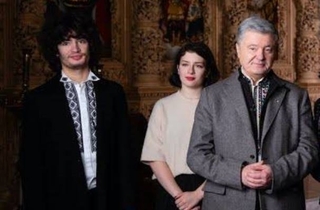 Син Михайло Порошенко на фото -- крайній ліворуч