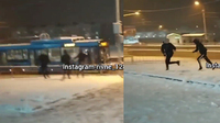 «Здорові» підлітки у Рівному закидали тролейбус сніжками (ВІДЕО)
