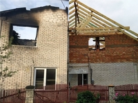 Патрульні відбудовують спалений блискавкою будинок свого колеги (ФОТО)