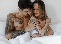Співачка показала інтимні фото з чоловіком в ліжку