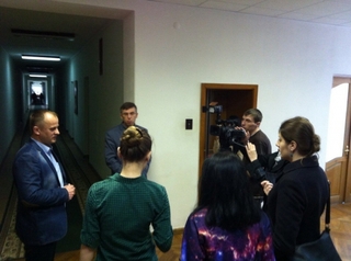 Богдан Гречко (зліва) спілкується з журналістами