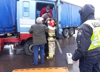 Вантажівка влетіла у відбійник, водія затисло у салоні: ДТП на Київ-Чоп (ФОТО)