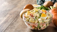 Ідеальний салат Олів’є: скільки має бути картоплі (РЕЦЕПТ)