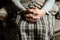 Жінці 105 років: сама пере, готує та рубає, бо… Молиться дві години на день? (ФОТО)