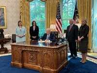 Історія повторюється: Президент Америки підписав закон про ленд-ліз для України (ФОТО/ВІДЕО)