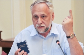 Юрій Кармазін відомий як палкий поборник дотримання Конституції України, яку знає напам'ять