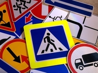 Неправильно встановлені дорожні знаки помітили на Рівненщині (ФОТО)