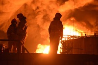 Понад пів доби пекла: пів сотні рятувальників Рівненщини досі гасять пожежу на нафтобазі (ФОТО)