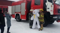 Величезного білого ведмедя отримала 12-річна дівчинка за оригінальне привітання рятувальників (ВІДЕО)