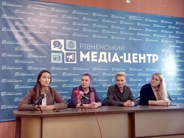 На фото (зліва направо): Валентина Люліч, Вікторія Гупалюк, Ірина Баковецька-Рачковська, Тетяна Сладковська