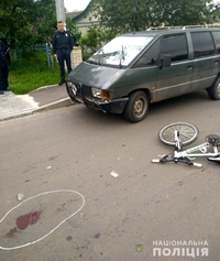 Малолітній велосипедист раптово виїхав на дорогу і потрапив під колеса мінівена (ФОТО)