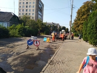 У Рівному «реанімують» розбиту дорогу біля колегіуму (ФОТОФАКТ)