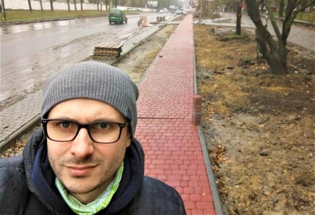 Сергій Ковальчук робить селфі на тлі майбутньої велодоріжки на Шухевича