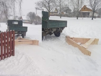 Чистили сніг на дорозі – отримали штраф: у поліції пояснили, що у селі на Рівненщині робили не так (ВІДЕО)