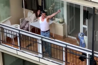 В Іспанії з’явився балконний Фредді Мерк’юрі (ВІДЕО)