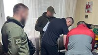 У жителя Рівненщини, який продавав наркотики через пошту, знайшли ще й гранату РГД-5 та бурштин