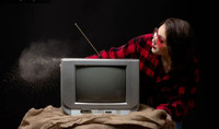 Як витирати пил із телевізора, щоб не зламати його: господарські хитрощі