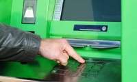 Клієнт «ПриватБанку» лишився без грошей: банкомат просто «з'їв» купюри