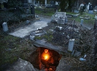 На сільському кладовищі біля Рокитного засвітився надгробок? (ВІДЕО) 