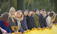 Як у Рівному розгортали найбільший у світі прапор України (ВРАЖАЮЧІ ФОТО)