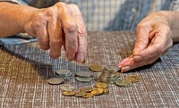 Українські пенсіонери з мінімальними пенсіями зможуть отримати надбавку: Кому доплатять 70%