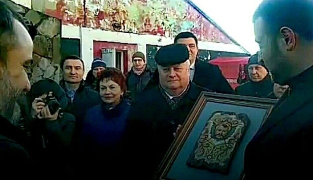 Хахльов дарує Павелку ікону, яку на попередньому фото тримав у синьому пакеті. Вочевидь