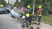 У Дубні Hyundai перекинувся на дах: водія діставали рятувальники (ФОТО)