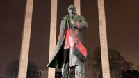 Студенти у Львові облили за гроші червоною фарбою пам’ятник Бандері (ФОТО)