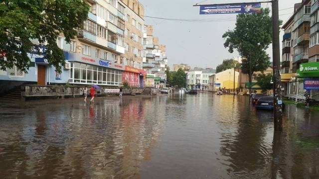 Так під час злив затоплює вулицю Чорновола у Рівному