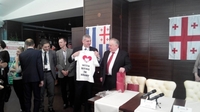 Посол Грузії в Україні отримав ексклюзивну футболку з логотипом Рівного (ФОТО)