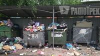 Баки переповнені: Рівняни нарікають на невивезене сміття (ФОТО)