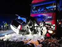 На в’їзді до Рівного - смертельна ДТП: Dacia влетіла під вантажівку (ФОТО)