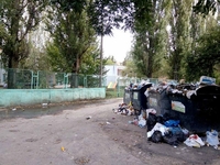 Не треба і Львова: біля дитсадка Рівного смердить невивезене сміття