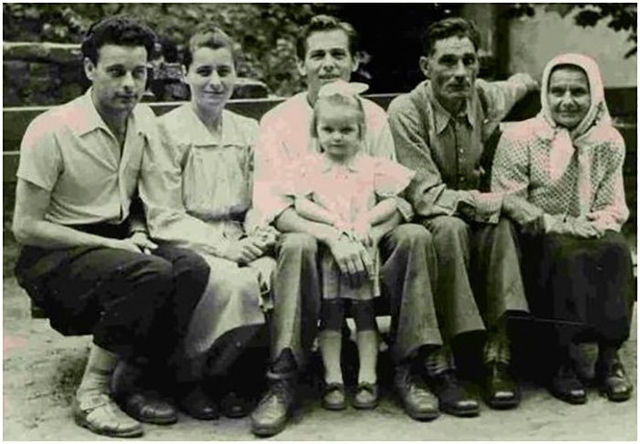Богдан Сташинський (крайній зліва) -- з родиною