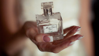 Перестаньте розтирати: Як наносити парфуми, щоб запах тримався весь день