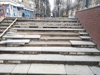 «Смертельні сходи» у центрі Рівного так і не відремонтували (ФОТО)